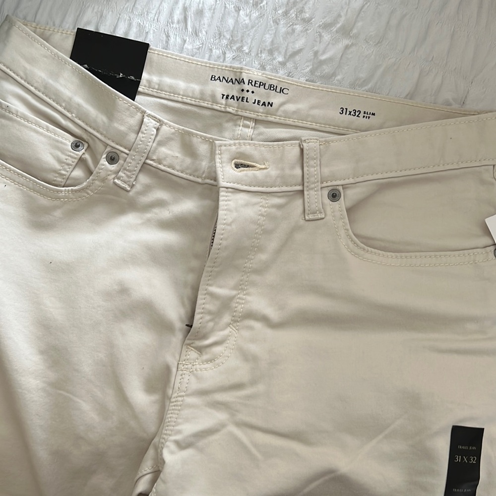 Banana Republic Travel Jean Men 31x32 new with tag. Ivory/ cream color